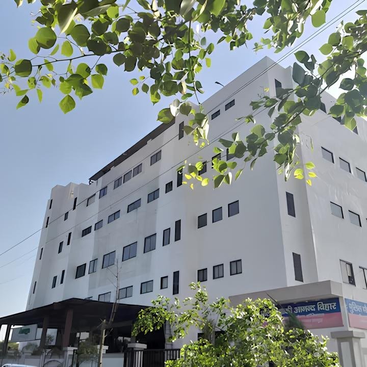 Hoshiyari Devi Hospitals building at Anand Vihar, Hapur